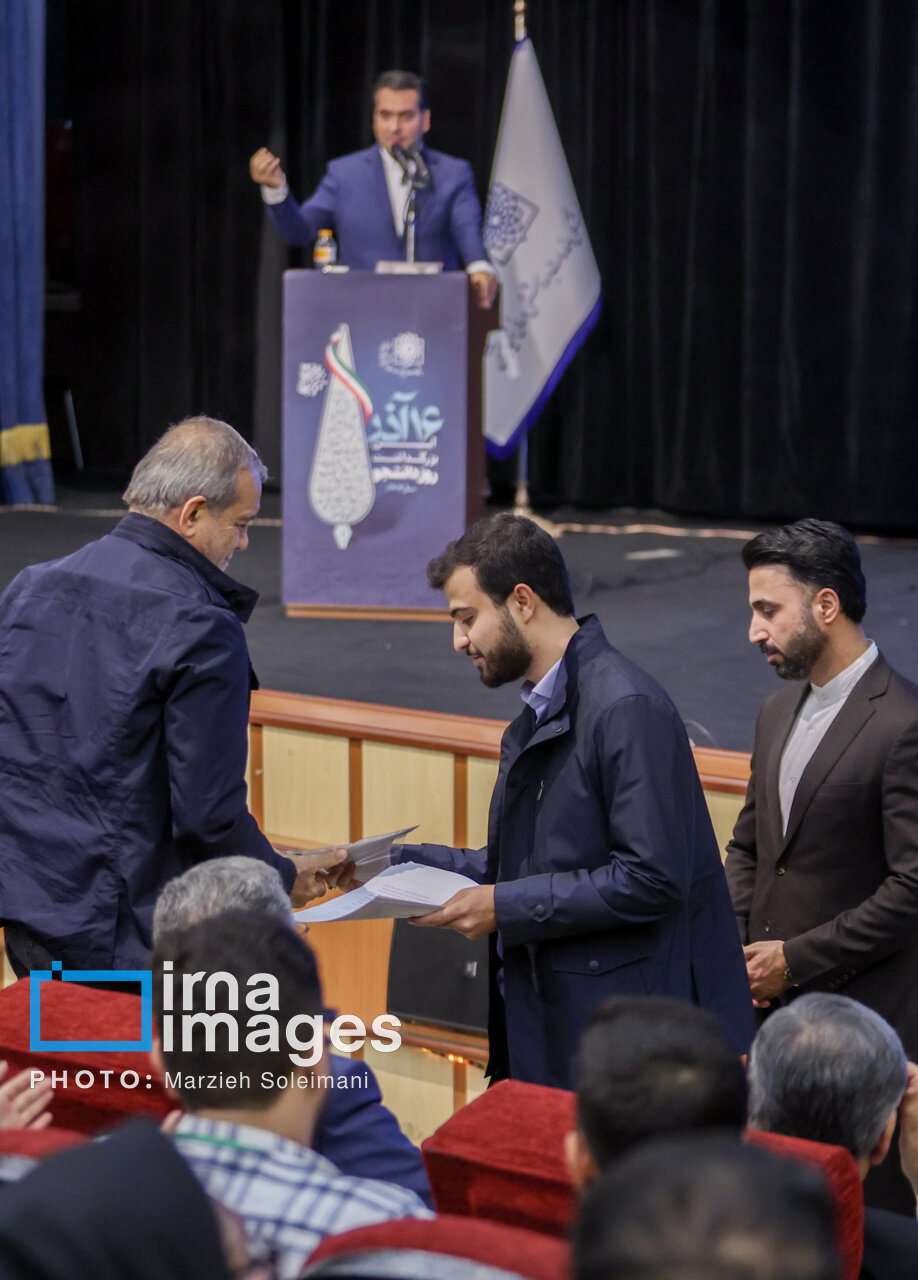 واکنش پزشکیان به ابراز احساسات دانشجویان | تصاویر