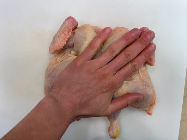 خروس سرخ شده با مرینیت ویژه در کنار سیبزمینی برشته | مراحل کامل روش تهیه + تصاویر