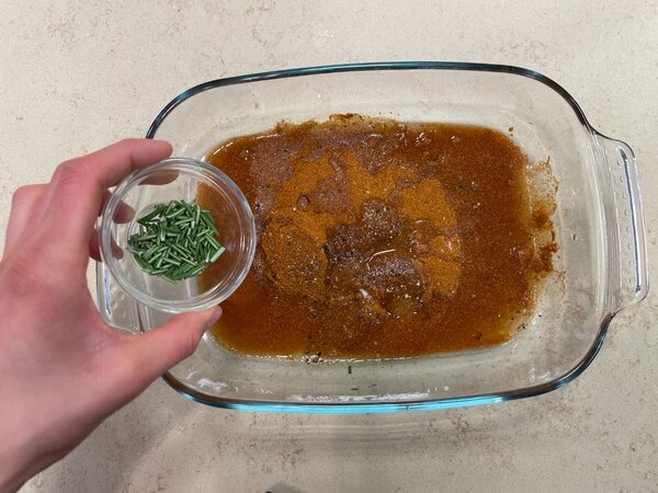 خروس سرخ شده با مرینیت ویژه در کنار سیب‌زمینی برشته | مراحل کامل روش تهیه + تصاویر