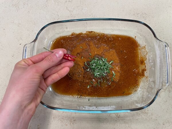 خروس سرخ شده با مرینیت ویژه در کنار سیبزمینی برشته | مراحل کامل روش تهیه + تصاویر