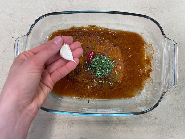 خروس سرخ شده با مرینیت ویژه در کنار سیب‌زمینی برشته | مراحل کامل روش تهیه + تصاویر