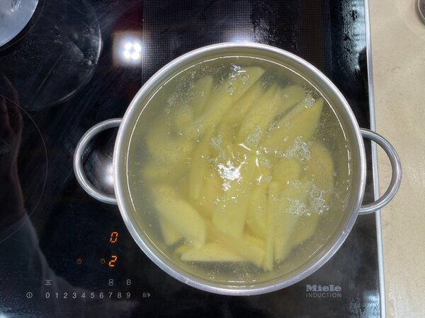 خروس سرخ شده با مرینیت ویژه در کنار سیب‌زمینی برشته | مراحل کامل روش تهیه + تصاویر