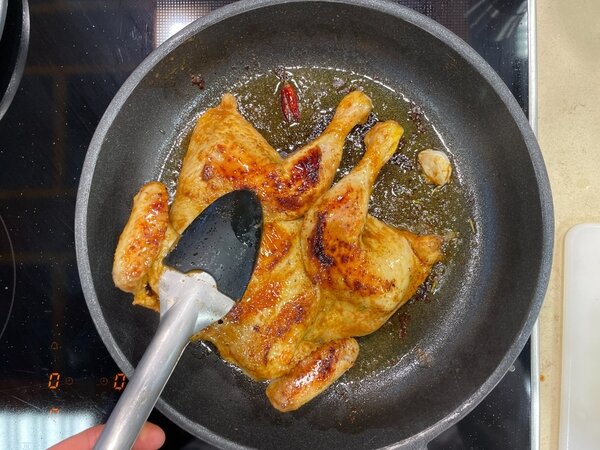 خروس سرخ شده با مرینیت ویژه در کنار سیبزمینی برشته | مراحل کامل روش تهیه + تصاویر