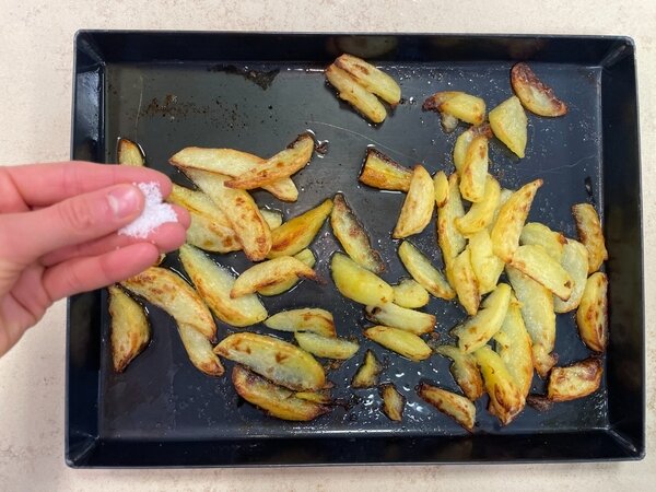 خروس سرخ شده با مرینیت ویژه در کنار سیب‌زمینی برشته | مراحل کامل روش تهیه + تصاویر