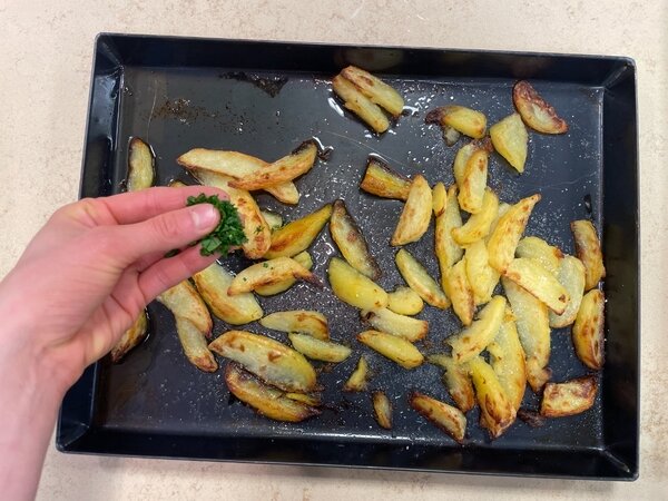 خروس سرخ شده با مرینیت ویژه در کنار سیبزمینی برشته | مراحل کامل روش تهیه + تصاویر