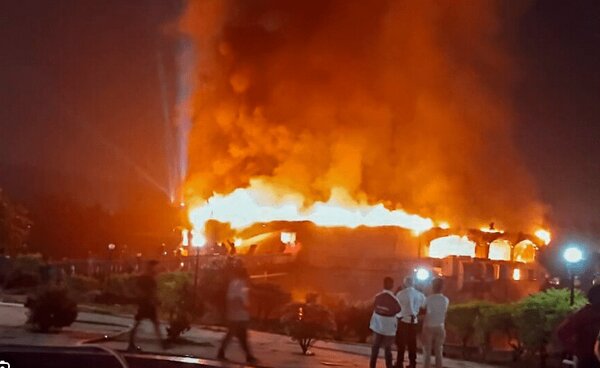 انفجار سیلندر گاز فاجعه آفرید + ویدئو | تصاویری از آتش سوزی باشگاه شبانه در هند