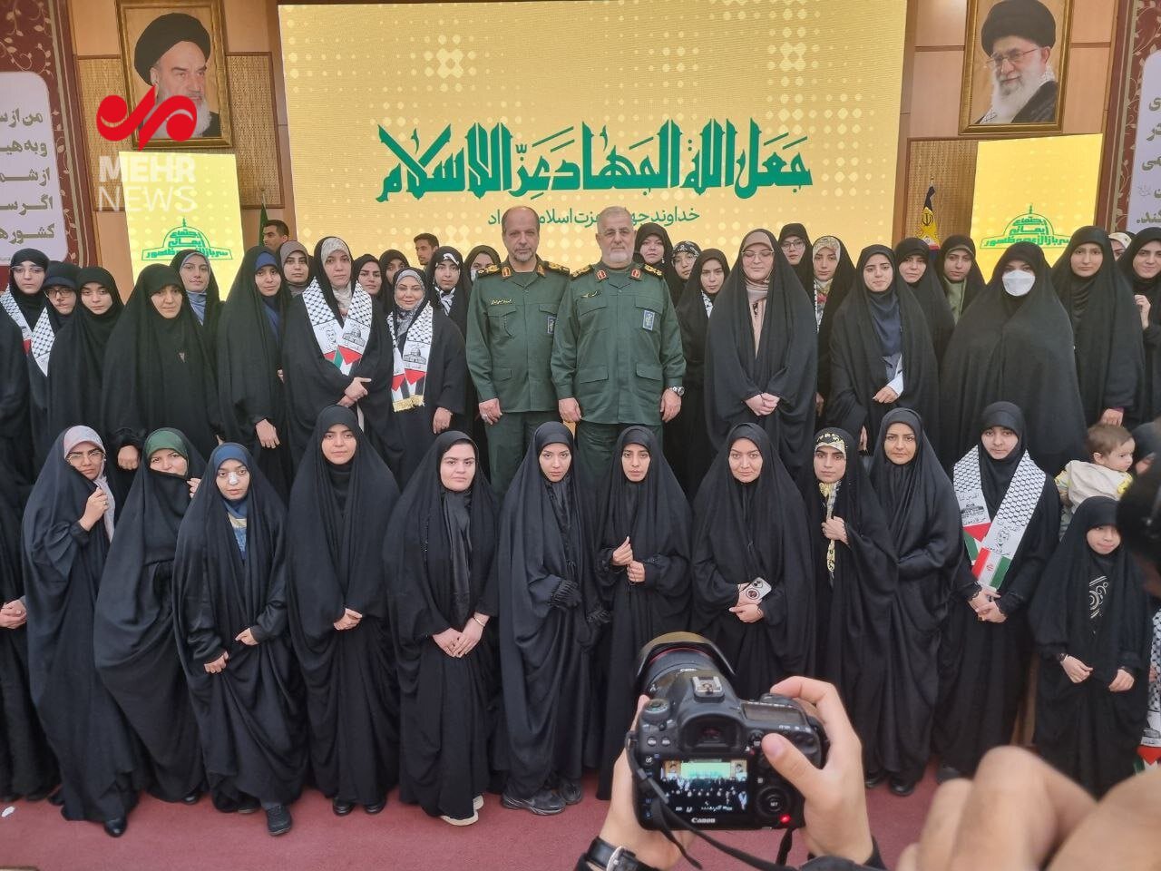 عکس یادگاری فرمانده کل سپاه با دانشجویان