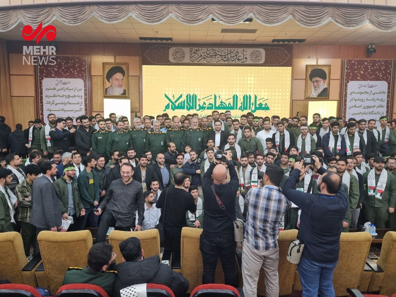 عکس یادگاری فرمانده کل سپاه با دانشجویان