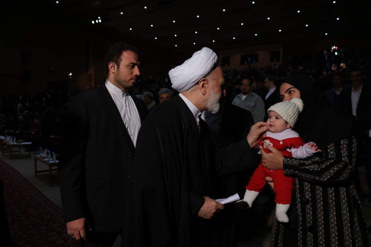 واکنش جالب محسنی اژهای به خنده یک نوزاد ؛ ببینید