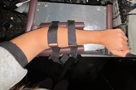 اسرار  سنجش قند خون بدون حتی یک قطره خون | این دستگاه انگشت شما را نجات می‌دهد