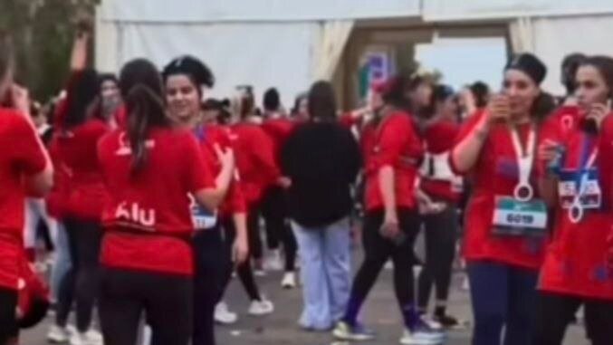 ارتباط ماراتن جنجالی کیش به یک بانک خصوصی؛ واکنش وزیر اقتصاد+ تصاویر