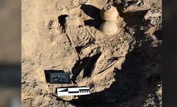 کشف اسکلت یک مرد با ۸۲ مهره سرامیکی آبی‌رنگ دور گردنش!