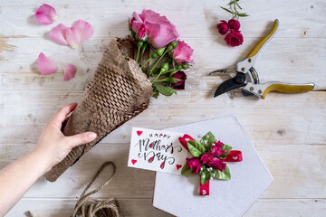 ببینید؛ هدیه‌های عجیب آقایان به خانم‌ها در روز زن + ویدئو