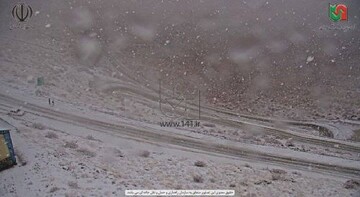 بارش برف، یک جاده را بست + عکس