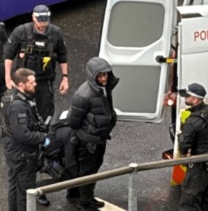 حضور تیمهای مسلح پلیس با سلاحهای سنگین در یک فرودگاه + ویدئو | لحظه دستگیری مظنون ۳۱ ساله