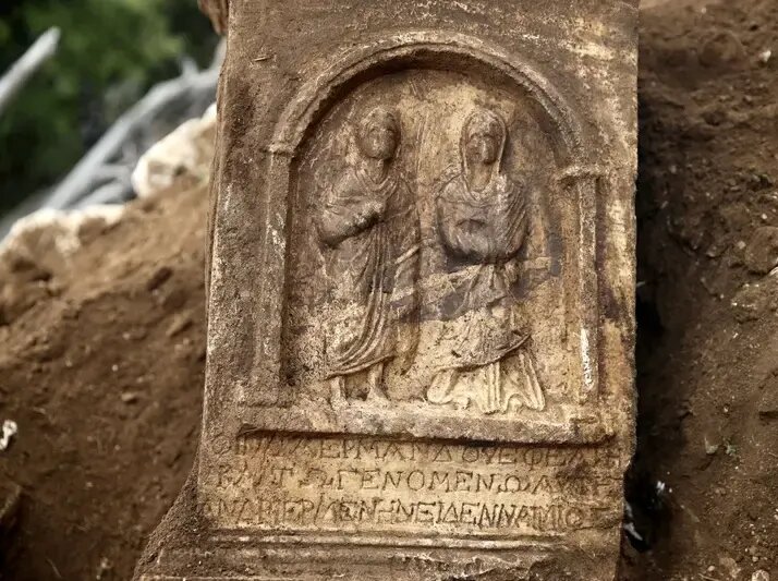 کشف تصادفی کتیبۀ مربوط به روم باستان توسط یک چوپان! | عکس