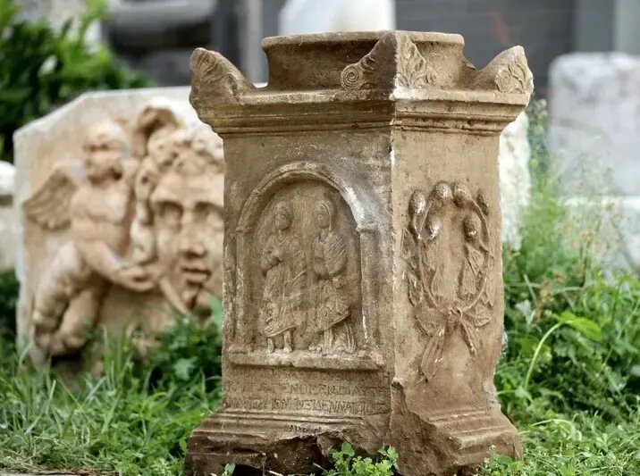 کشف تصادفی کتیبۀ مربوط به روم باستان توسط یک چوپان! | عکس