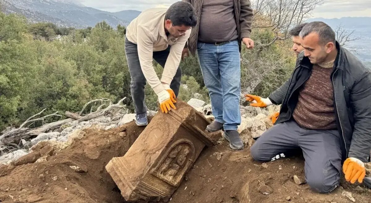 کشف تصادفی کتیبۀ مربوط به روم باستان توسط یک چوپان! | عکس