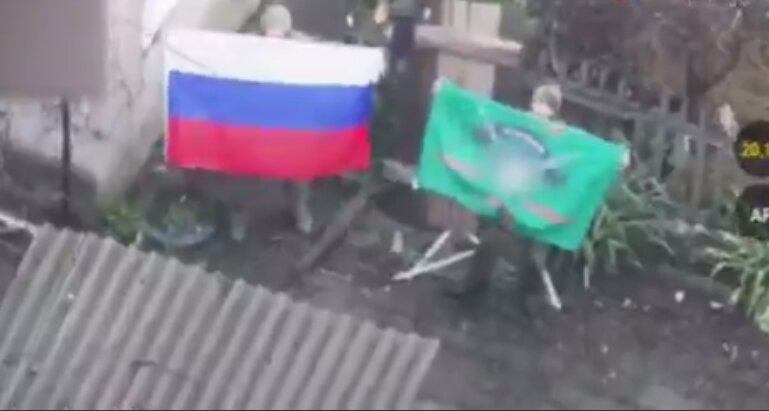 برافراشته شدن پرچم روسیه در یک روستا | ویدئو