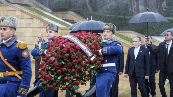 ادای احترام عراقچی به شهدای جمهوری آذربایجان | تصاویر