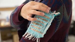 این لباس برق تولید میکند | فناوری تازهای که لباس را به شارژر تبدیل میکند