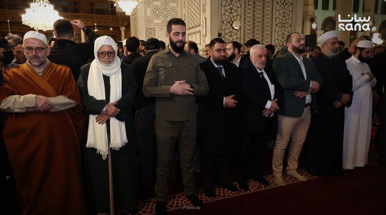 جولانی با لباس نظامی امام جماعت شد ! | تصاویر