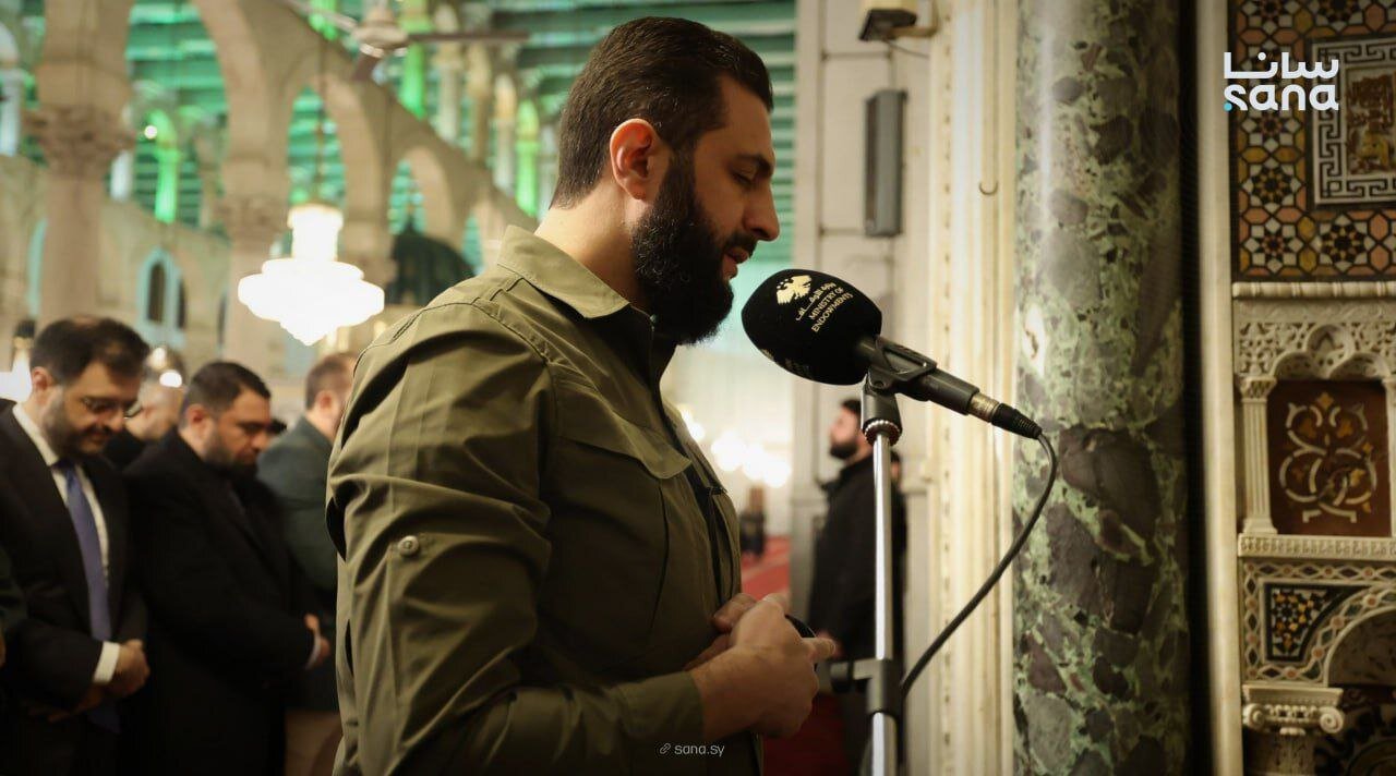 جولانی با لباس نظامی امام جماعت شد ! | تصاویر