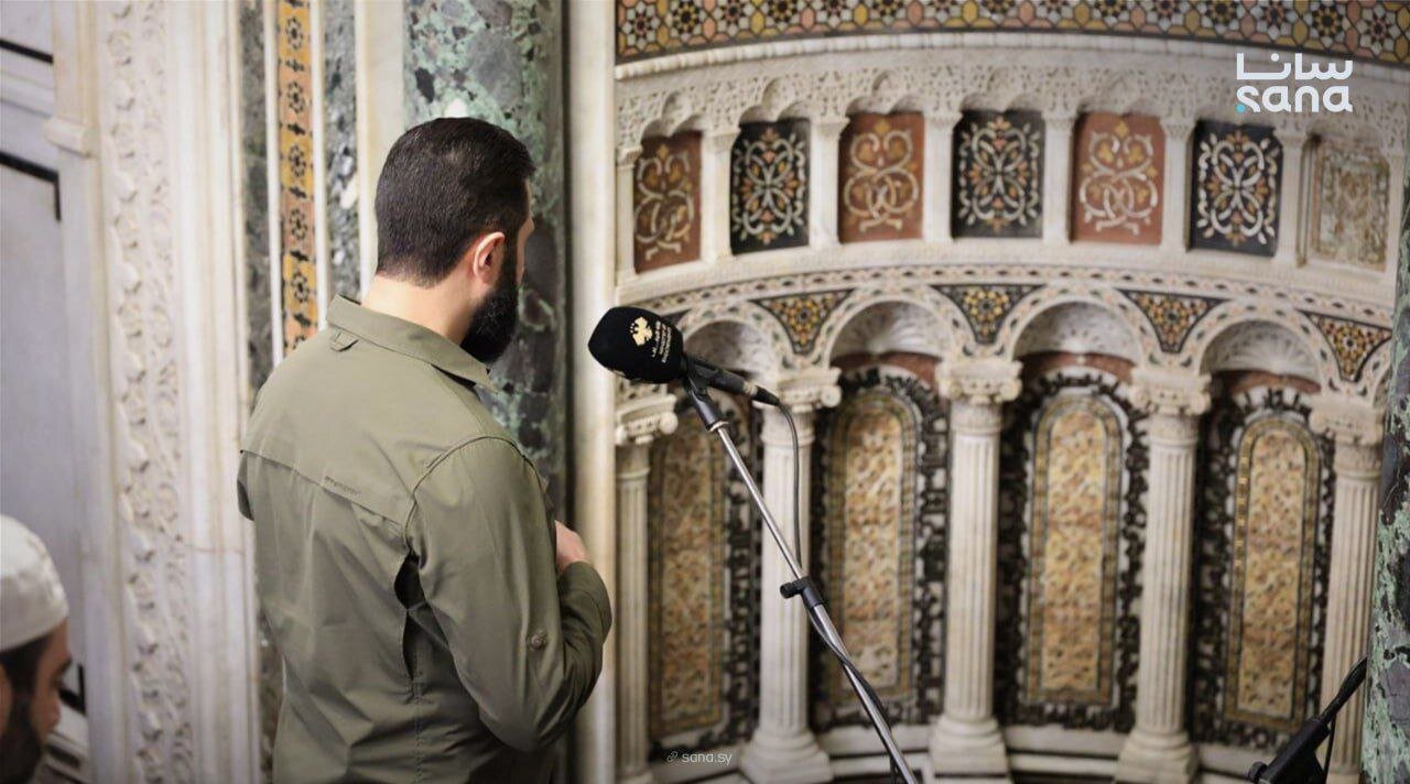 جولانی با لباس نظامی امام جماعت شد ! | تصاویر