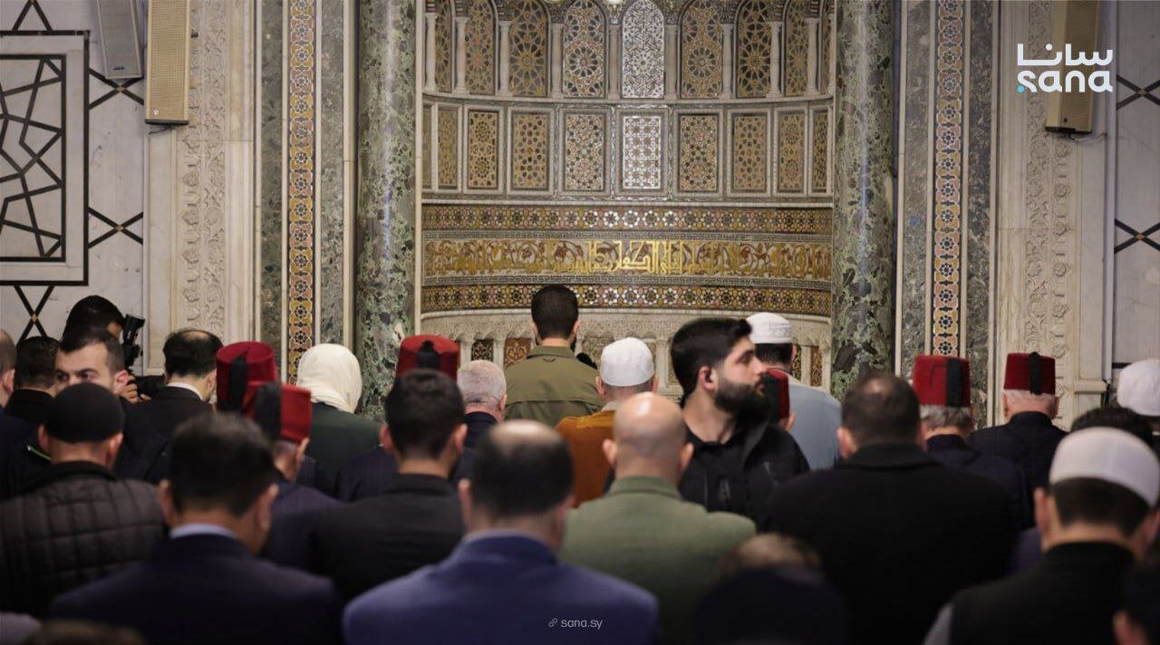 جولانی با لباس نظامی امام جماعت شد ! | تصاویر