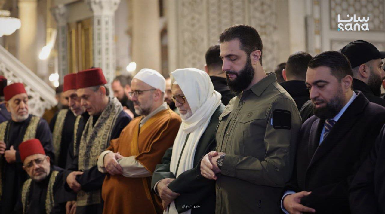 جولانی با لباس نظامی امام جماعت شد ! | تصاویر