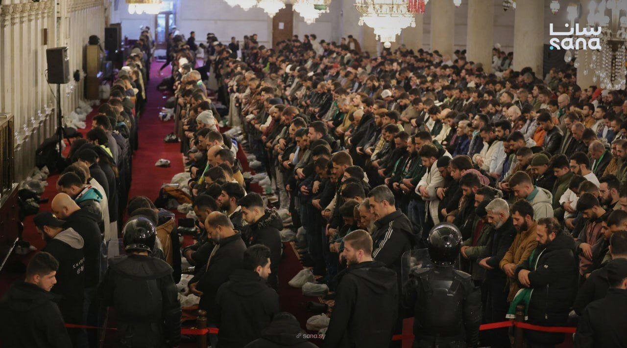 جولانی با لباس نظامی امام جماعت شد ! | تصاویر