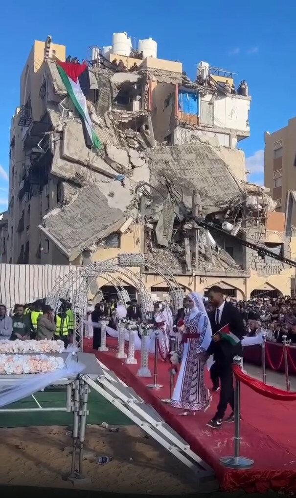 شادی در دل درد و اندوه