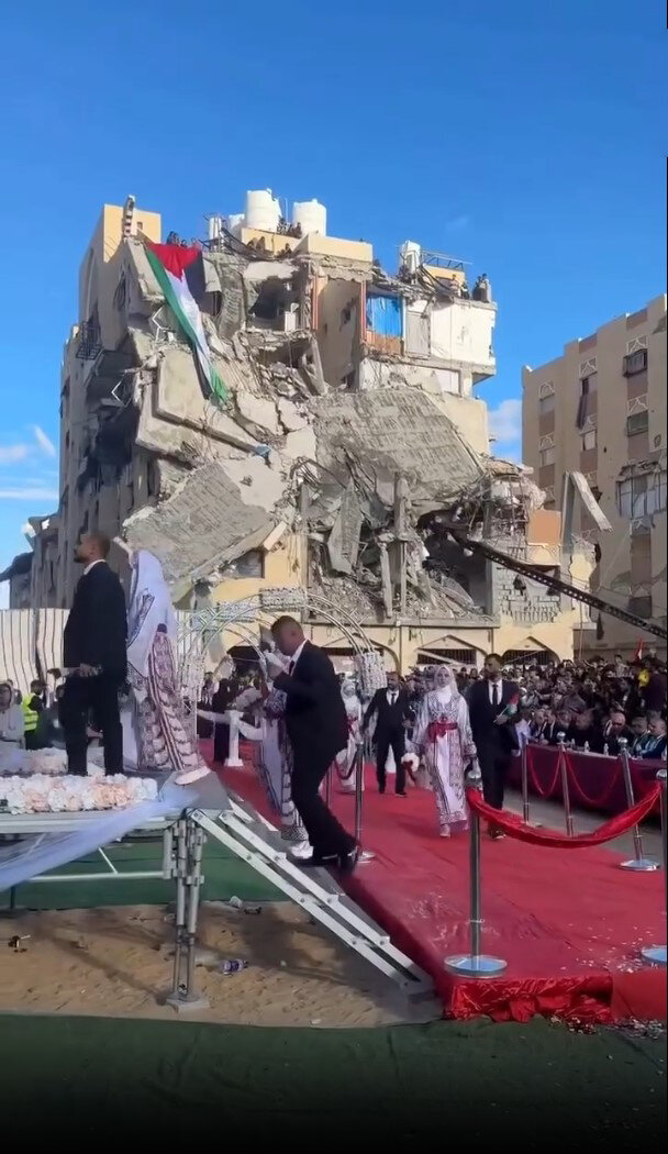 شادی در دل درد و اندوه