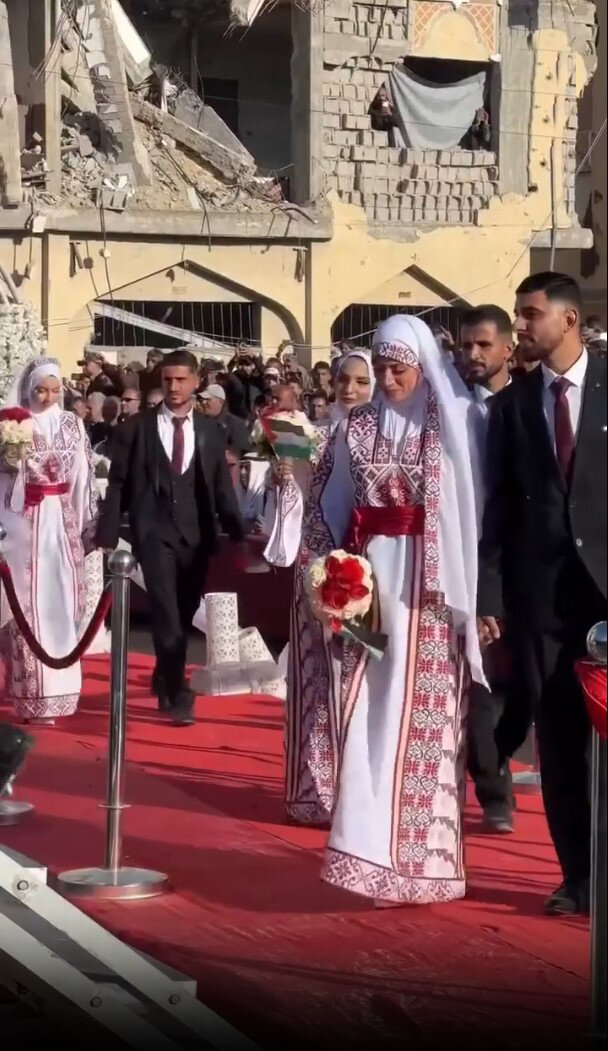 شادی در دل درد و اندوه