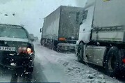 بارش شدید برف در همه محورهای این استان | پلیس: از سفرهای غیر ضروری خودداری کنید؛ برای سفر به این مناطق حتما زنجیر چرخ همراه داشته باشید
