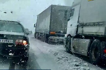 بارش شدید برف در همه محورهای این استان | پلیس: از سفرهای غیر ضروری خودداری کنید؛ برای سفر به این مناطق حتما زنجیر چرخ همراه داشته باشید