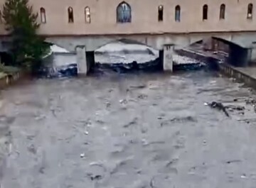 خروش رودخانه «میان‌چای» به سوی دریاچه ارومیه؛ حجم آب خروشان را ببینید