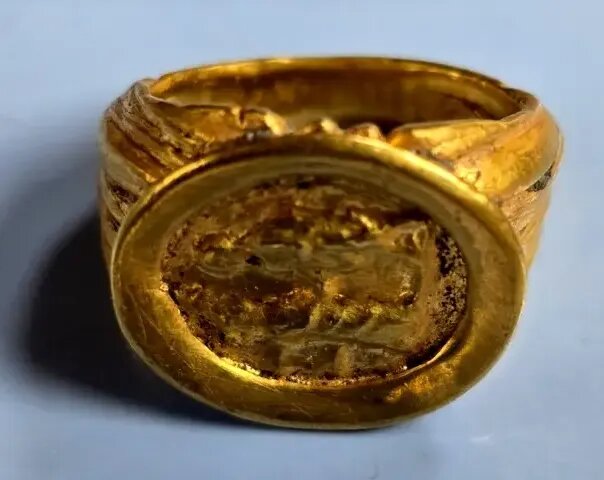 حلقۀ ازدواج طلایی ۱۸۰۰ ساله در ویرانه‌های روم باستان! | عکس