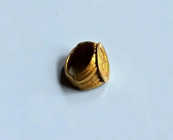 حلقۀ ازدواج طلایی ۱۸۰۰ ساله در ویرانه‌های روم باستان! | عکس