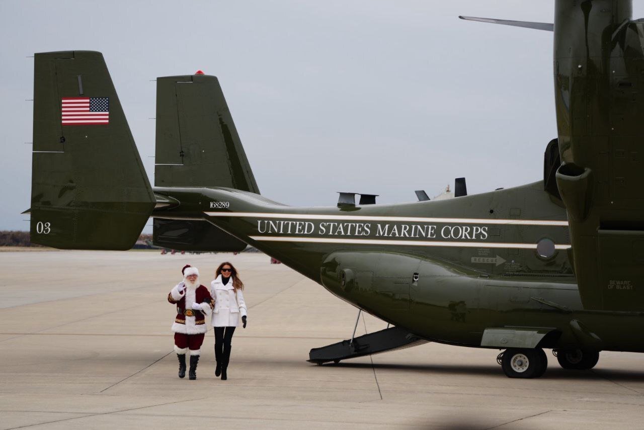 عکس‌های کریسمسی ملانیا ترامپ و بابانوئل در پایگاه تفنگداران | تصاویر