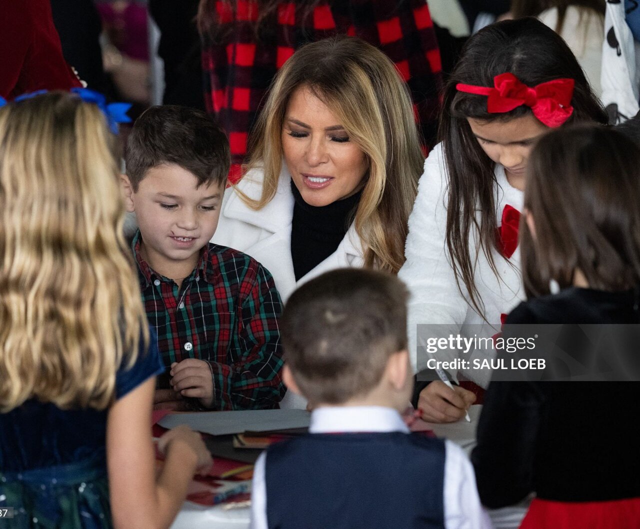 عکس‌های کریسمسی ملانیا ترامپ و بابانوئل در پایگاه تفنگداران | تصاویر