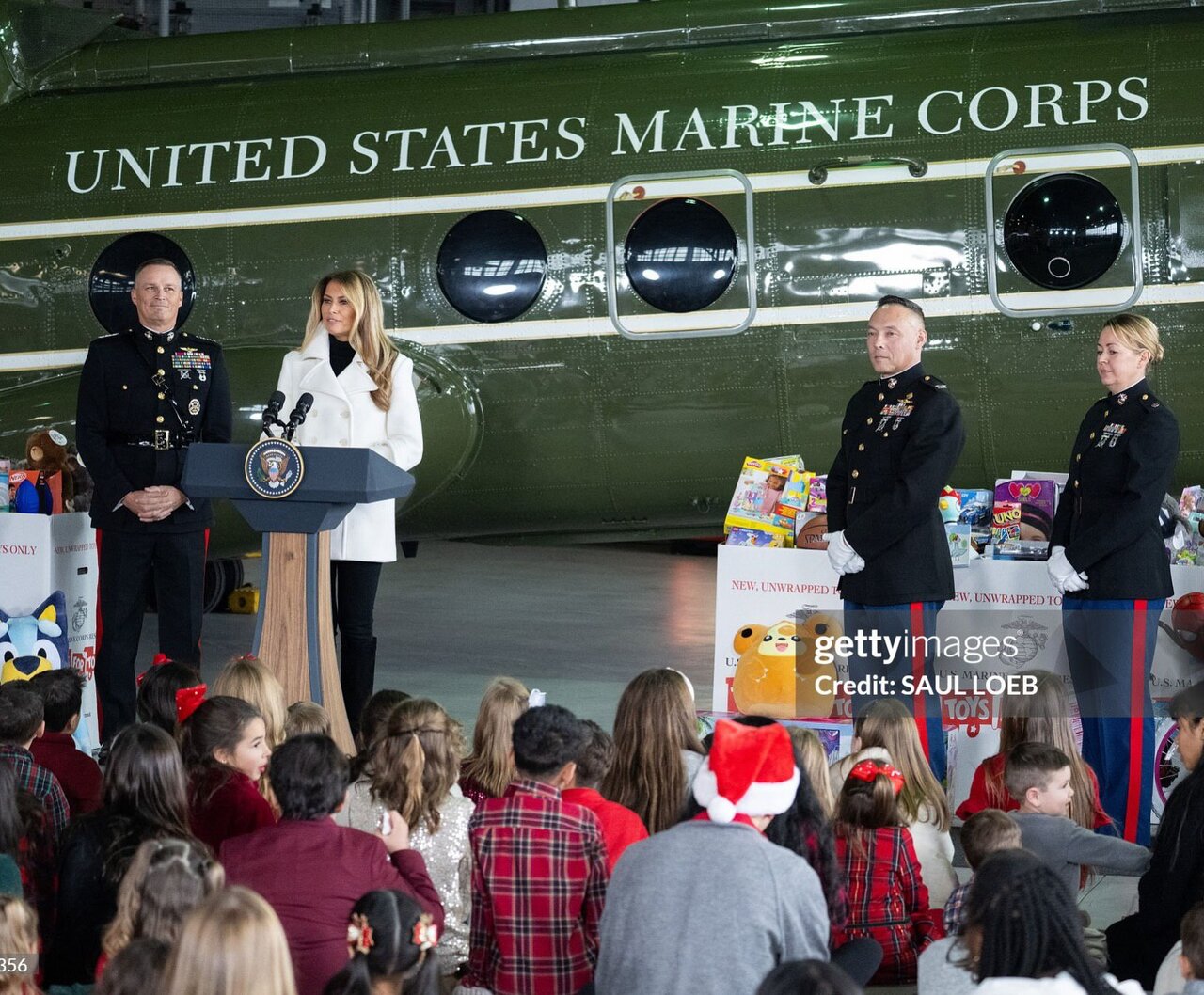 عکس‌های کریسمسی ملانیا ترامپ و بابانوئل در پایگاه تفنگداران | تصاویر