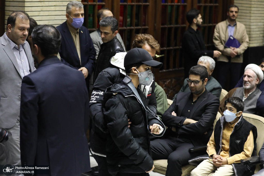 تصاویری از فرزند مجروح سقاب اصفهانی در مراسم ختم خانواده اش