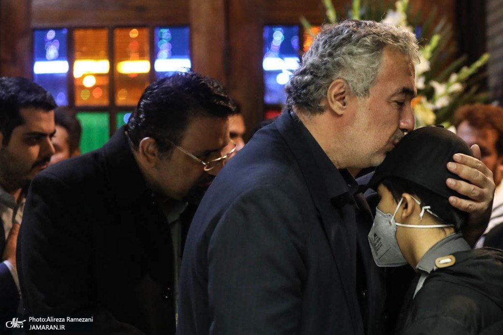 تصاویری از فرزند مجروح سقاب اصفهانی در مراسم ختم خانواده اش