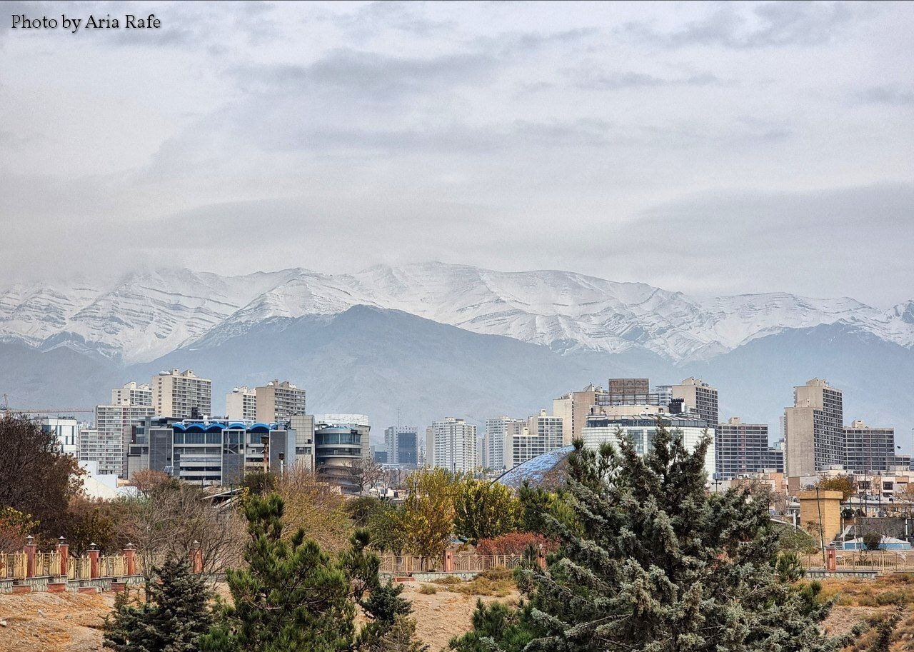 تصویری زیبا از کوه های پوشیده از برف تهران