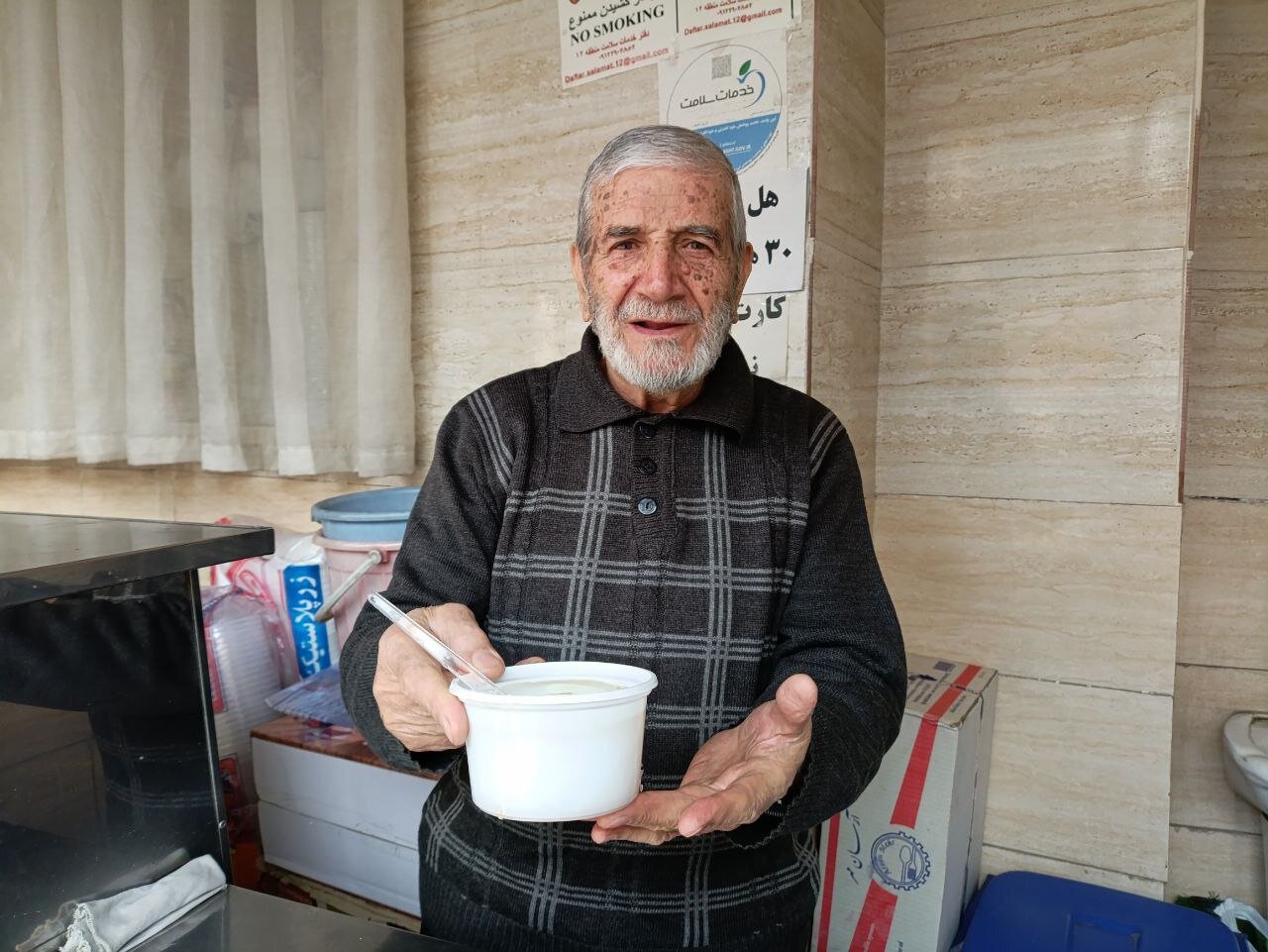 آخرین استاد رویخی تهران | این کاسب ۸۰ساله، آخرین کاسب بازمانده یک دسر خوش عطر در محله شوش تهران است