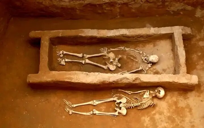 عکس گودال جمجمه‌ها؛ ۴ هزار سال قبل سرهای مردان قربانی اینجا دفن می‌شد