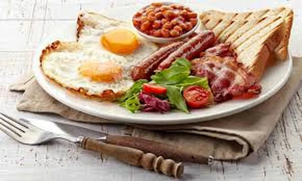 این صبحانه محبوب و خوشمزه فشار خون را بالا میبرد صبحانه