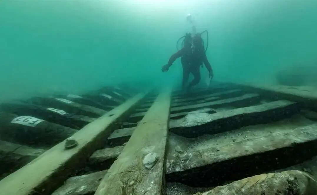 کشف کشتی تفریحی باستانی در عمق ۷ متری دریا | عکس