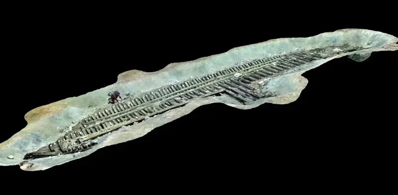 کشف کشتی تفریحی باستانی در عمق ۷ متری دریا | عکس